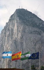 Europaeische Flaggen vor Gibraltar