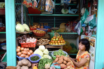 Vietnam  Einzelhaendlerin sitzt am Obst- und Gemuesestand am Bin Tay-Mark