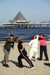 Frauen bei der Rueckengymnastik an der Ostsee