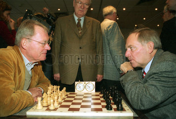 Berlin  Hans-Olaf Henkel und Wolfgang Schaeuble beim Schach