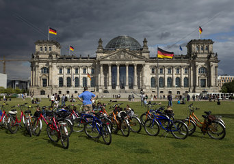 Fahrraeder vor dem Reichstag