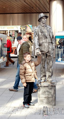 Muenchen  ein kleiner Junge bei einem Statuenkuenstler