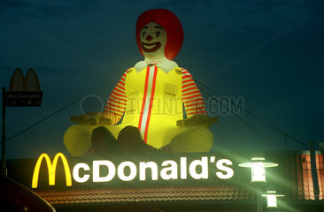 McDonald's Filiale mit beleuchteter Figur
