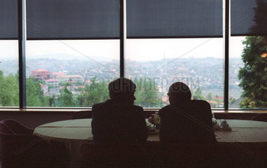 Silhouetten zweier Maenner  Istanbuler Wertpapierboerse