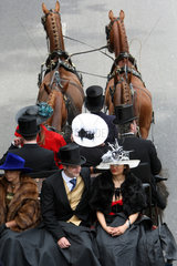 Ascot  Grossbritannien  elegant gekleidete Menschen fahren mit einer Kutsche