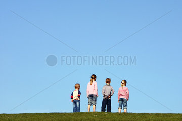 Kinder auf einem Deich  Nordstrand