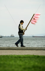 Istanbul  Tuerkei  ein Junge verkauft Zuckerwatte auf der Promenade zum Marmarameer