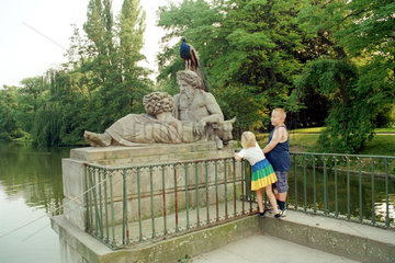 Pfau und Kinder im Lazienki Park (Warschau)