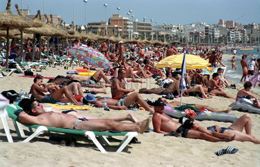 Menschenmenge am Strand auf Mallorca