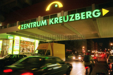 Naechtliche Strassenszene in Berlin-Kreuzberg