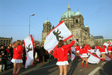 Karnevalszug vor dem Berliner Dom