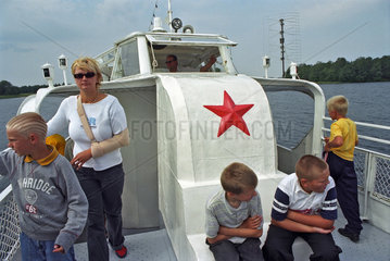 Touristen auf einem Ausflugsboot in Trakai  Litauen