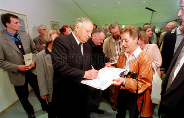 Oskar Lafontaine gibt Autogramme bei Ausstellungseroeffnung
