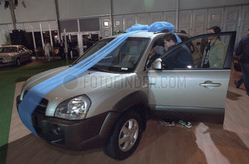 Silberner Hyundai Tucson in einem Autosalon in Bukarest  Rumanien
