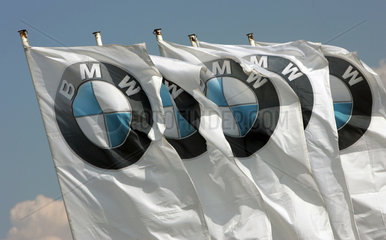 Dresden  Deutschland  Fahnen des Automobilherstellers BMW wehen im Wind