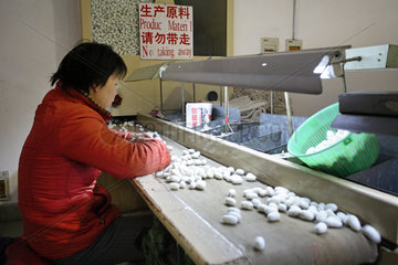 Suzhou  Frau bei der Arbeit in der Seidenspinnerei
