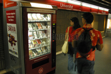 Buch-Automat in einer Metrostation in Barcelona