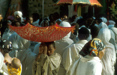 Glaeubige Christen beim Timkat-Fest (Aethiopien)