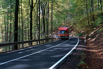 Autoverkehr im Thueringer Wald