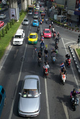 Bangkok  Thailand  Blick von oben auf stark befahrene Hauptstrasse