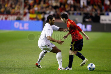 Sevilla  Spanien  Iniesta und Johnson bei einem Freundschaftsspiel