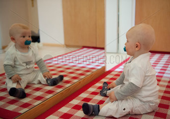 Freiburg  Deutschland  ein Baby vor einem Spiegel