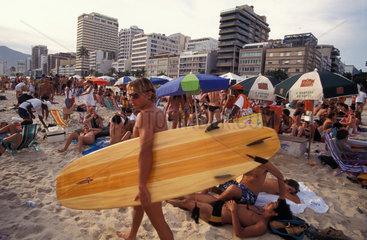 Menschen am Badestrand Ipanema in Rio de Janeiro