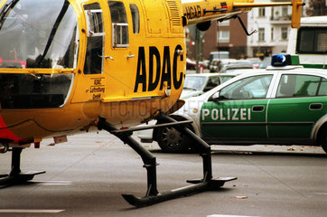 ADAC-Hubschrauber auf einer Strassenkreuzung