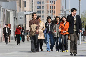 Peking  junge Leute auf dem Chang'an Boulevard