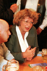 Bundesgesundheitsministerin Andrea Fischer in Kneipe