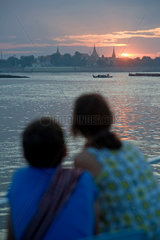 Phnom Penh  Kambodscha  ein junges Paar beobachtet den Sonnenuntergang am Mekong