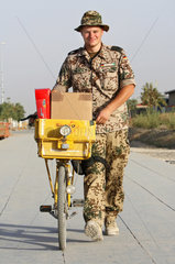 Kunduz  Afghanistan  Bundeswehr ISAF-Soldat mit Postpaketen