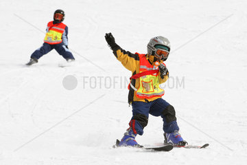 Tirol  Kinder lernen Skifahren