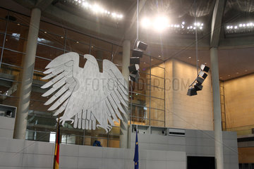Berlin  Deutschland  Bundesadler im Plenarsaal des Deutschen Bundestages