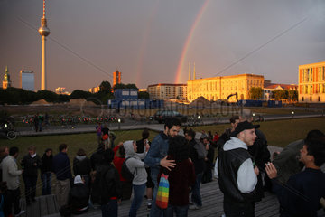 Berlin  Deutschland  Party unter bewoelktem Himmel und Regenbogen in Berlin-Mitte