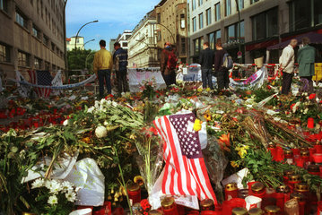 Berlin  Deutschland  Blumen und Kerzen vor US-Botschaft nach den Terroranschlaegen
