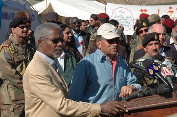 Pakistan  Kofi Annan besucht das Land nach dem verheerenden Erdbeben