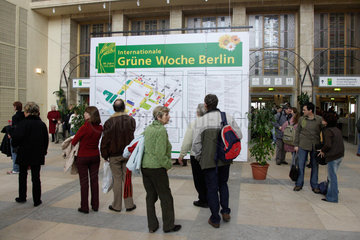 Berlin  Besucher auf der Internationalen Gruenen Woche 2006