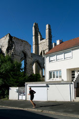 Ablain-Saint-Nazaire  Frankreich  neues Wohnhaus und Ruine der Alten Kirche