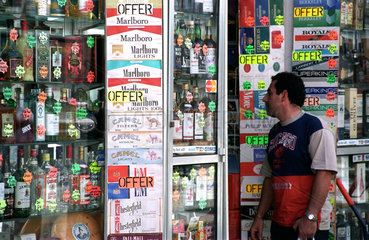 Mann vor einem Laden auf Gibraltar