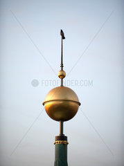 Berlin  Deutschland  Goldkugel von einem Seitenturm vom Berliner Dom