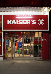 Berlin  Filiale der KAISERS-Supermarktkette am Abend