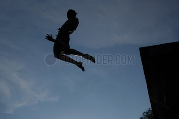 Briescht  Deutschland  Silhouette  Junge springt in die Luft