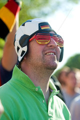 Berlin  Deutschland  ein Fan mit Fussball-Hut und Fanbrille