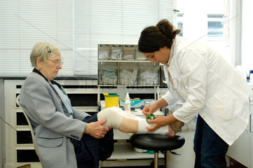 Eine Patientin wird versorgt