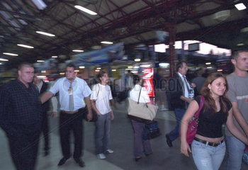 Menschen am -Gara de Nord- (Nordbahnhof) in Bukarest