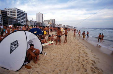 Strandszene am Badestrand Ipanema in Rio de Janeiro