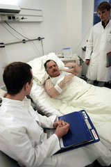 Visite von Aerzten in Weiterbildung bei einem Patienten mit Luftnot im Krankenhaus Berlin-Lichtenberg.