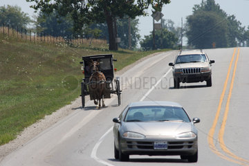 Topeka  USA  Pferdefuhrwerk der Amish People faehrt auf der Landstrasse