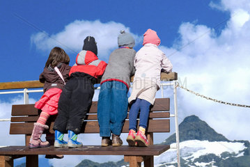 Hamburg  Kinder stehen auf einer Bank und schauen auf Berge